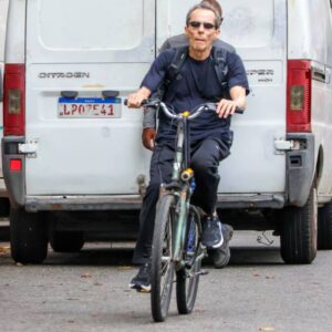 Tony Bellotto é flagrado andando de bike pelas ruas do Rio de Janeiro