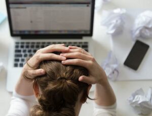 Governo quer adiar regra que pune empresas por danos à saúde mental; saiba o motivo