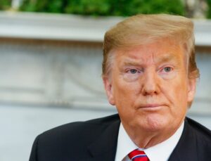 Trump aparece como Jesus Cristo curando um idoso em nova publicação; VEJA VÍDEO