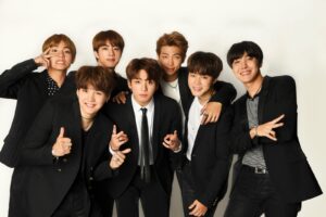 Polícia investiga roubo de 500 pulseiras de show do BTS