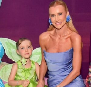 Fofura! Ana Paula Siebert encanta seguidores ao mostrar Vicky Justus desfilando