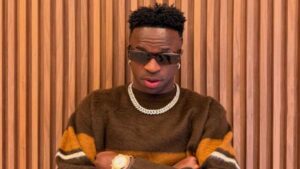 É real? Verdade sobre suposto novo corte de cabelo de Vini Jr vem à tona