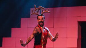 Influenciador Vitor diCastro transforma vivências pessoais em espetáculo teatral