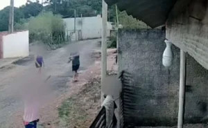 Briga de vizinhos termina com ataque de tijolos; VEJA VÍDEO!