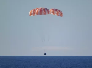 Astronautas da Artemis 2 retornam à Terra após missão lunar de 10 dias