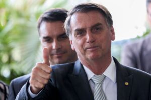 Flávio Bolsonaro tem coincidência impressionante com o pai Jair Bolsonaro; confira