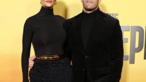 Aos 38 anos, modelo vive relacionamento de longa data com famoso britânico 20 anos mais velho