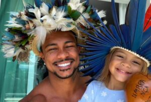 Xamã surge ao lado da filha caçula e encanta a web