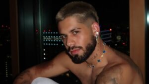 Zé Felipe volta a polemizar com história de flores e resposta em show viraliza nas redes