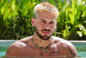 Zé Felipe muda o visual e surge com cabelo arroxeado após fase platinada; veja como ficou