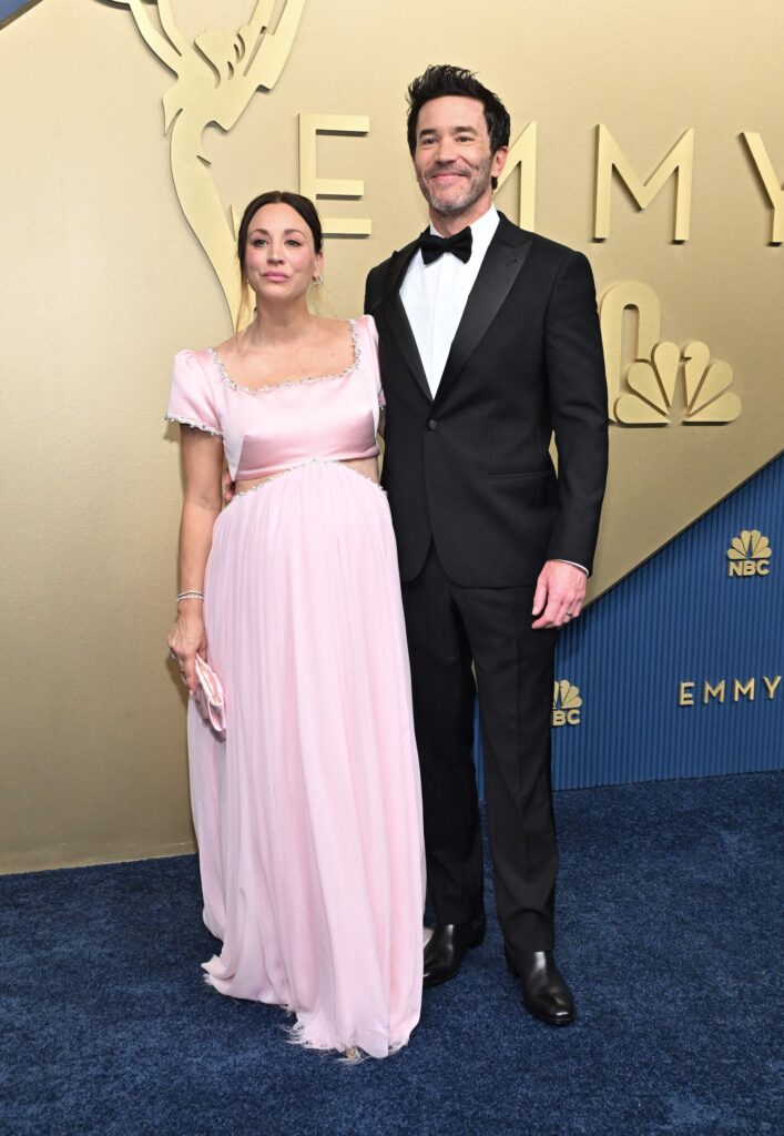 Tom Pelphrey Homenageia Kaley Cuoco Emocionado no Emmy