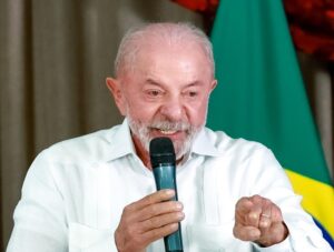 Lula alerta: Brasil pode seguir caminho econômico da Argentina se Flávio Bolsonaro vencer